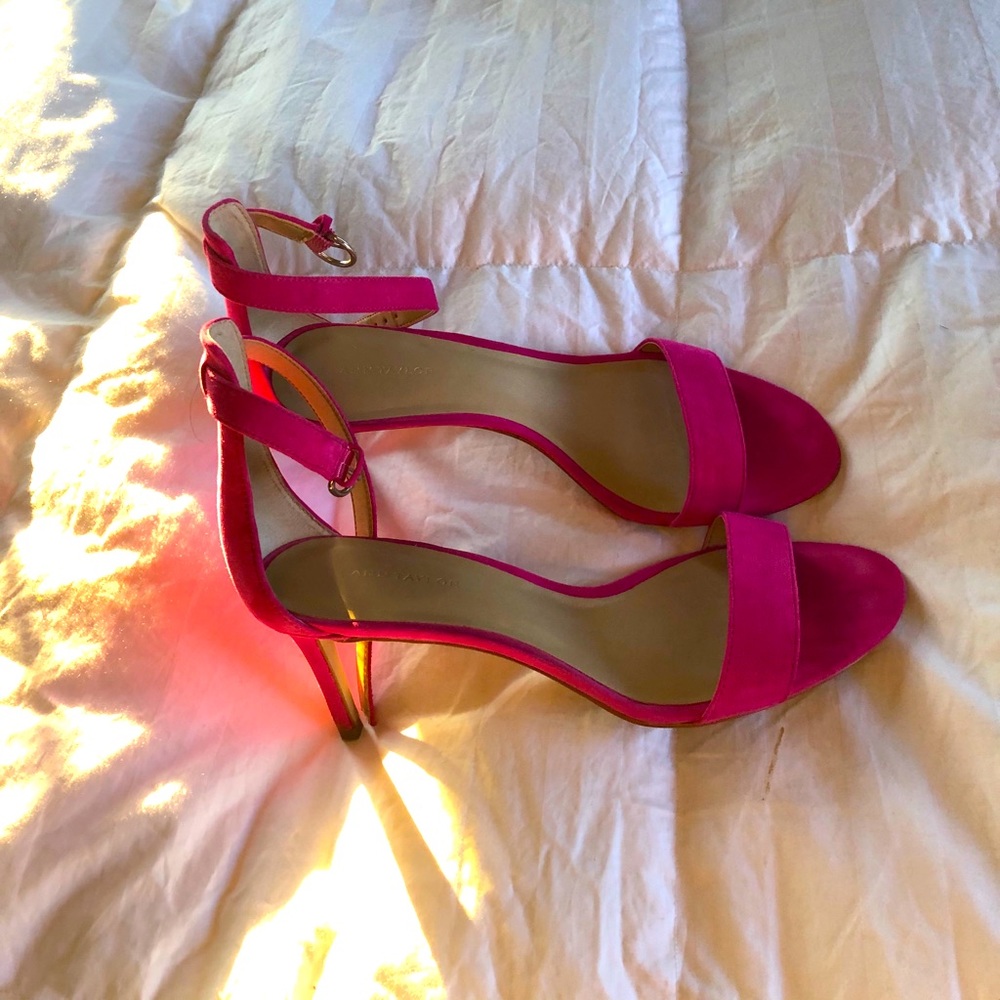 Ann Taylor Fuscia suade shoe